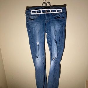 Skinny high rise guess jeans with rips on the leg (part of design)